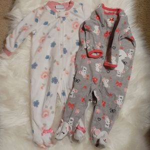 Pajamas Carter's.